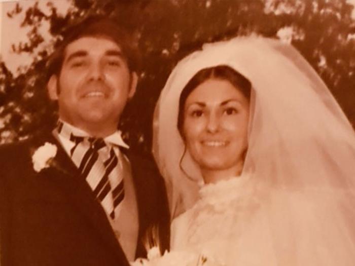 1971年，巴布和萨姆·埃文斯在他们的婚礼上